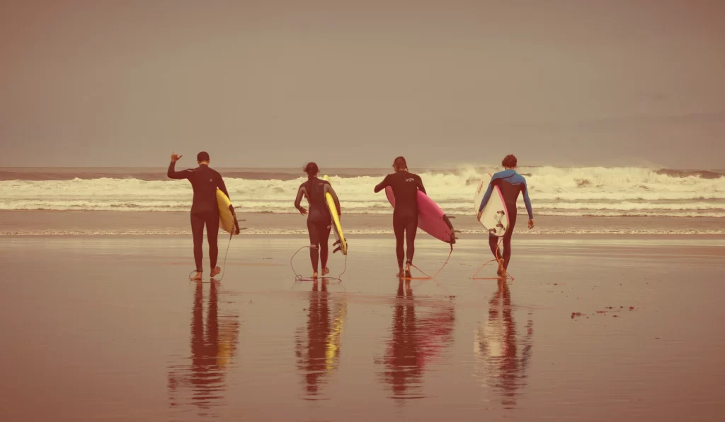 70s Surf Fashion: The Ultimate Retro Coastal Style Guide for Men and Women 2 70s surf culture beach scene with men and women in retro coastal fashion