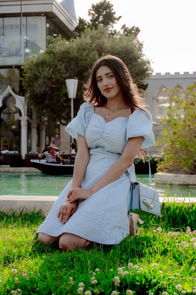 Classic summer outfits for women midi dress structured bag